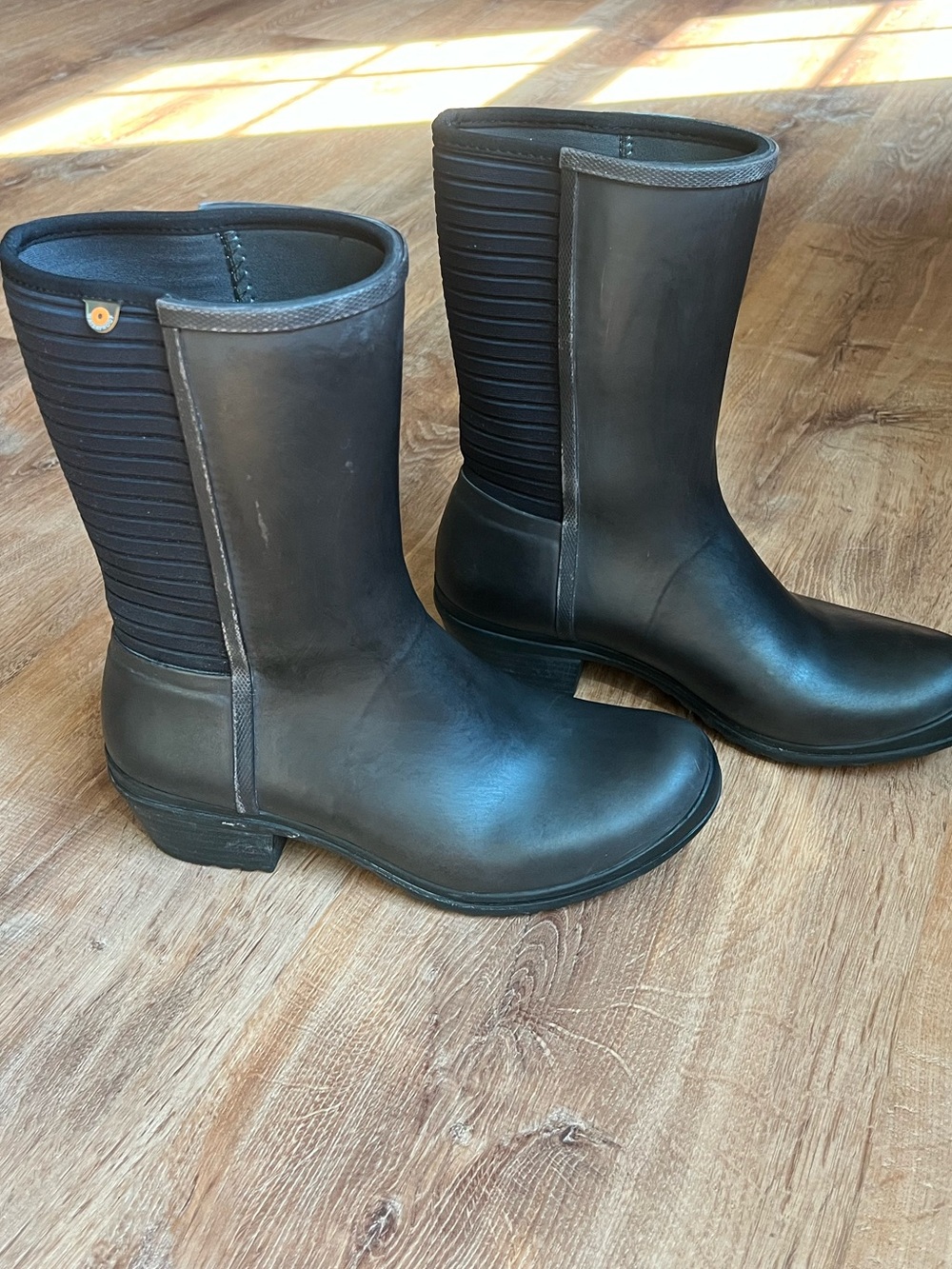 Bogs Women's Black Ribbed Mid-Calf Rain Boots - Picture 3 of 6